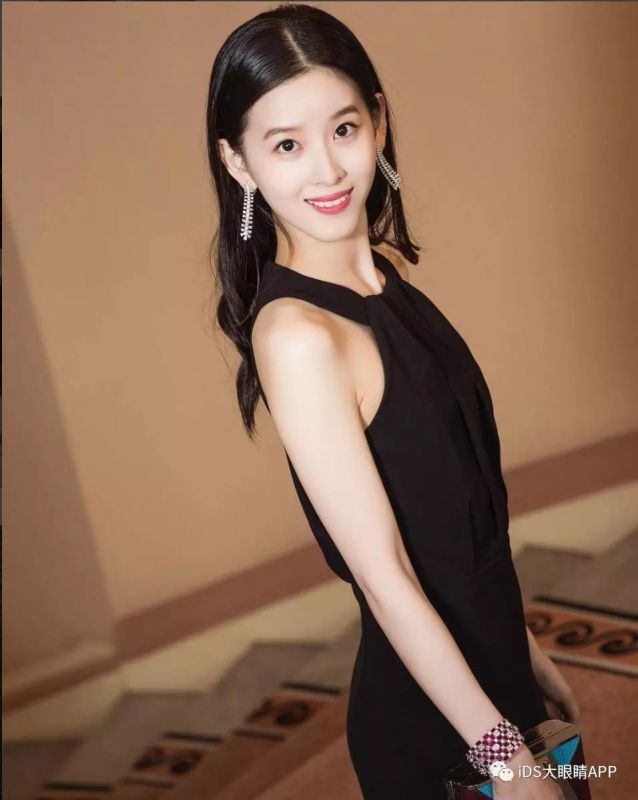 奶茶妹妹亮相時裝周狂撒狗糧，白到發(fā)光！！
