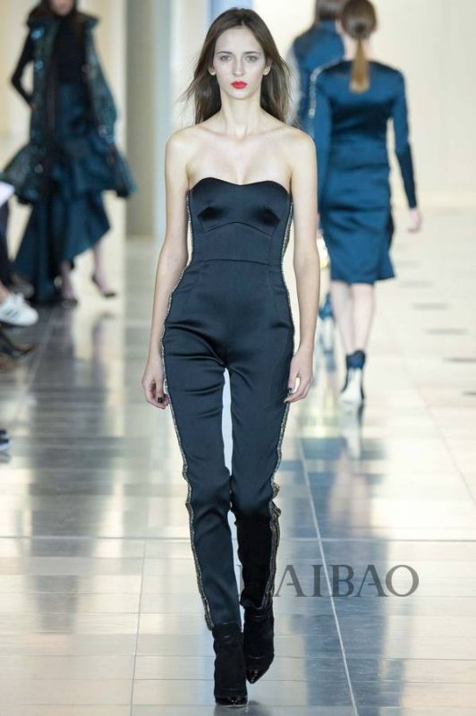 城市森林的朝圣之旅！Antonio Berardi 2015秋冬女裝秀，海報網(wǎng)帶你回顧2015秋冬倫敦時裝周