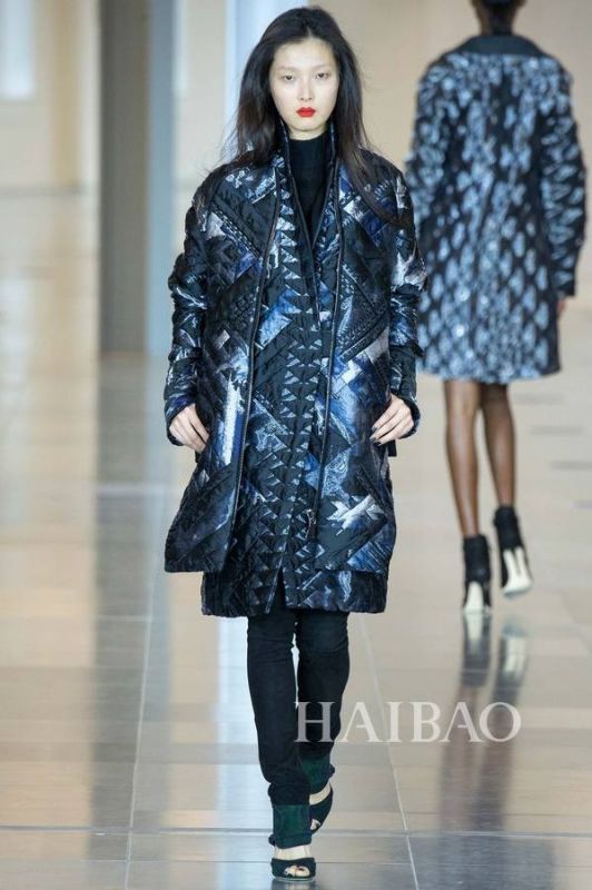 城市森林的朝圣之旅！Antonio Berardi 2015秋冬女裝秀，海報網(wǎng)帶你回顧2015秋冬倫敦時裝周
