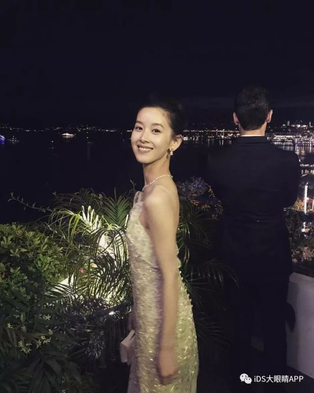 奶茶妹妹亮相時裝周狂撒狗糧，白到發(fā)光?。? style=