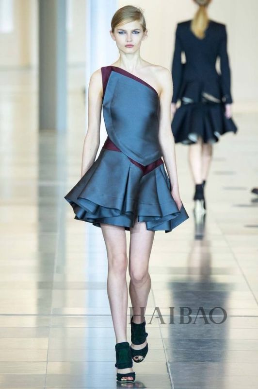 城市森林的朝圣之旅！Antonio Berardi 2015秋冬女裝秀，海報網(wǎng)帶你回顧2015秋冬倫敦時裝周