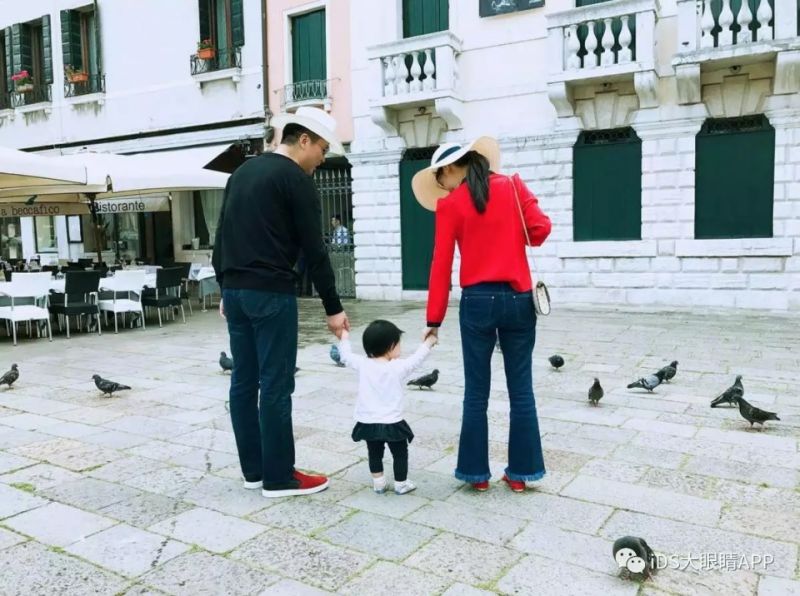 奶茶妹妹亮相時裝周狂撒狗糧，白到發(fā)光！！