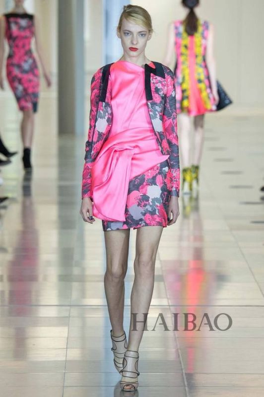 城市森林的朝圣之旅！Antonio Berardi 2015秋冬女裝秀，海報網(wǎng)帶你回顧2015秋冬倫敦時裝周