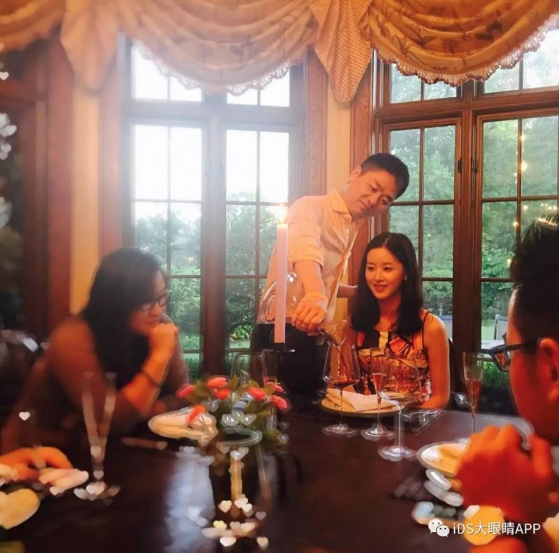 奶茶妹妹亮相時裝周狂撒狗糧，白到發(fā)光??！