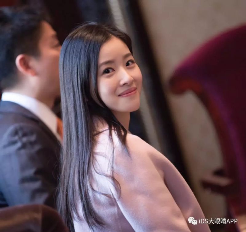 奶茶妹妹亮相時裝周狂撒狗糧，白到發(fā)光??！