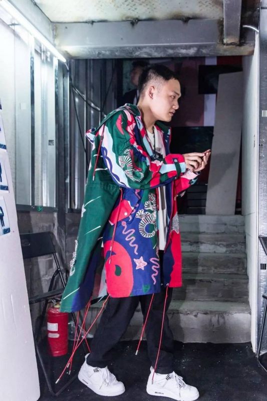 小白鞋見多了，但帶著籃球元素跑進(jìn)時(shí)裝還是第一次