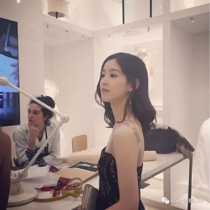 奶茶妹妹亮相時裝周狂撒狗糧，白到發(fā)光?。? style=