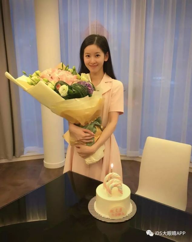 奶茶妹妹亮相時裝周狂撒狗糧，白到發(fā)光！！