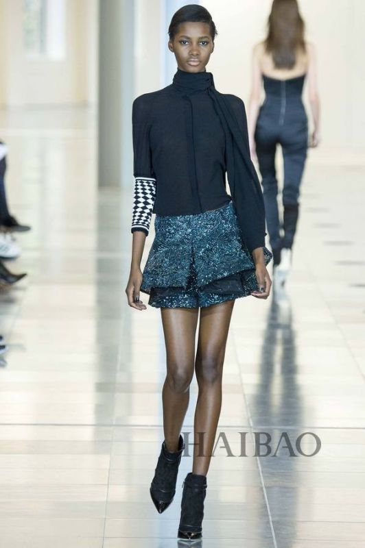 城市森林的朝圣之旅！Antonio Berardi 2015秋冬女裝秀，海報網(wǎng)帶你回顧2015秋冬倫敦時裝周